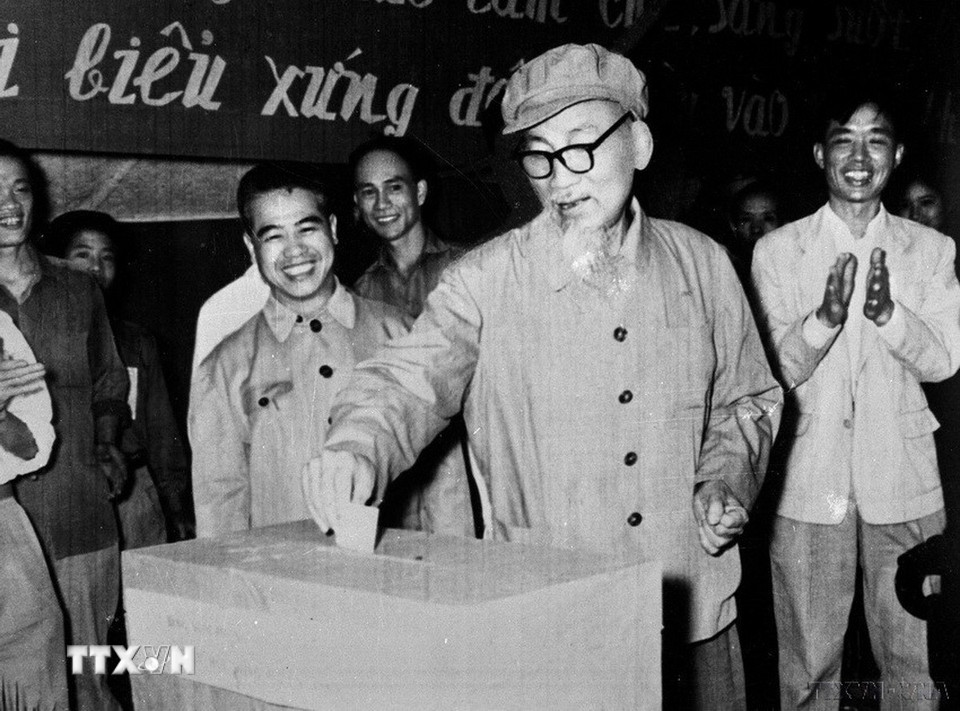 Chủ tịch Hồ Chí Minh bỏ phiếu bầu đại biểu Hội đồng nhân dân khóa V tại đơn vị bầu cử số 1, tiểu khu 1, khu phố Ba Đình (Hà Nội, 27/4/1969). (Ảnh: TTXVN)