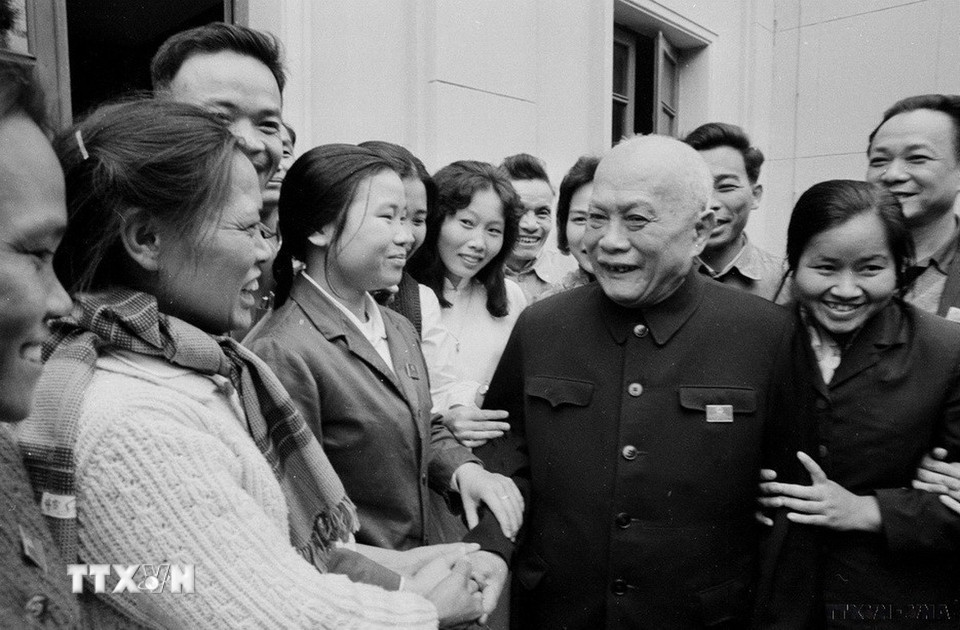 Quốc hội Việt Nam trong thời kỳ 1960-1980 hoạt động trong điều kiện miền Bắc tiến hành xây dựng chủ nghĩa xã hội và làm hậu phương lớn cho cuộc kháng chiến chống Mỹ cứu nước. Trong ảnh: Chủ tịch Tôn Đức Thắng gặp gỡ các đại biểu Quốc hội tại kỳ họp thứ 3, Quốc hội khóa IV. (Ảnh: TTXVN)