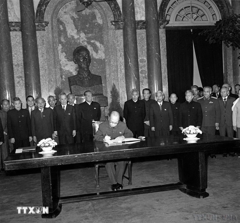 Đồng chí Trường Chinh, Chủ tịch Ủy ban Thường vụ Quốc hội ký chứng nhận bản Hiến pháp nước CHXHCN Việt Nam được thông qua ngày 18/12/1980. Sự ra đời của Hiến pháp mới là một sự kiện quan trọng, là vũ khí sắc bén để toàn dân, toàn quân tiếp tục giương cao ngọn cờ độc lập dân tộc và chủ nghĩa xã hội, thực hiện trọn vẹn Di chúc thiêng liêng của Chủ tịch Hồ Chí Minh, quyết tâm xây dựng thành công một nước Việt Nam hòa bình, độc lập, thống nhất và xã hội chủ nghĩa. (Ảnh: Xuân Lâm/TTXVN)