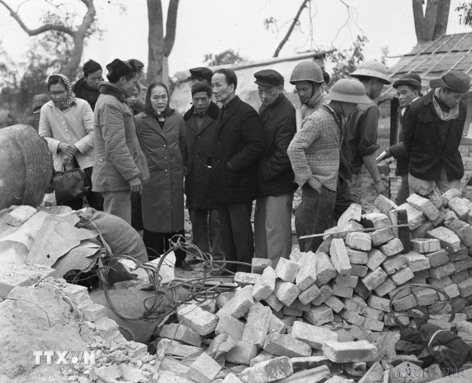 Đồng chí Nguyễn Thị Thập, Ủy viên Trung ương Đảng, Phó Chủ tịch Ủy ban Thường vụ Quốc hội thăm làng Quỳnh Đôi bị máy bay Mỹ bắn phá trong 12 ngày “Điện Biên Phủ trên không” (Hà Nội, 06/1/1973). (Ảnh: Minh Trường/TTXVN)