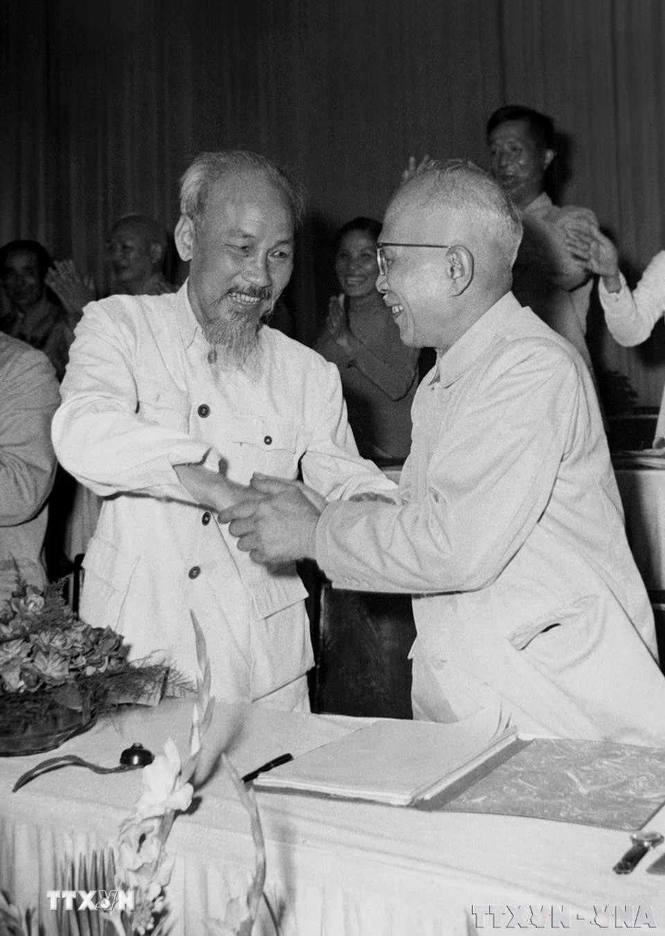 Quốc hội khóa II đã đóng góp quan trọng vào việc hoàn thành nhiệm vụ xây dựng và khôi phục kinh tế ở miền Bắc, đẩy mạnh cuộc đấu tranh giải phóng ở miền Nam; đã thực thi những chính sách phù hợp về dân chủ, chăm lo đời sống vật chất và tinh thần của nhân dân trong những điều kiện cực kỳ khó khăn; góp phần bảo đảm hiệu lực và hiệu quả của chính quyền Nhà nước trong sự nghiệp xây dựng chủ nghĩa xã hội ở miền Bắc, giải phóng đất nước ở miền Nam và đấu tranh thống nhất Tổ quốc. Trong ảnh: Chủ tịch Hồ Chí Minh chúc mừng đồng chí Tôn Đức Thắng được bầu giữ chức Phó Chủ tịch nước, tại Kỳ họp thứ nhất, Quốc hội khóa II (7/1960). (Ảnh: Tư liệu TTXVN)