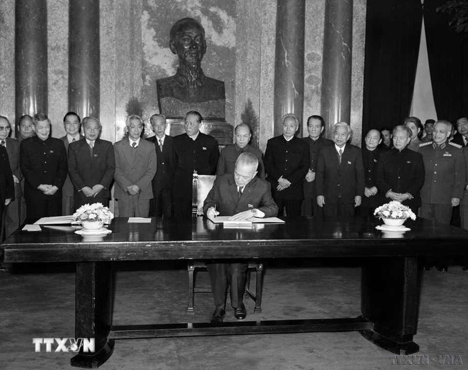 Đồng chí Nguyễn Hữu Thọ, quyền Chủ tịch nước CHXHCN Việt Nam ký lệnh công bố Hiến pháp mới, sáng 19/12/1980. (Ảnh: Xuân Lâm/ TTXVN)