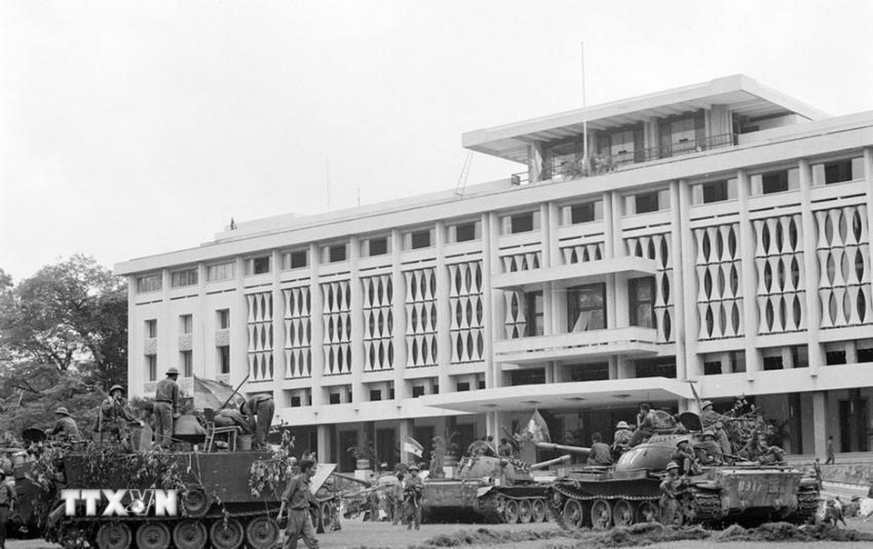 Sự lãnh đạo của Quốc hội trong thời kỳ 1960-1980 cùng các cơ quan khác đã góp phần quan trọng đưa cuộc kháng chiến chống Mỹ đi đến thắng lợi vĩ đại mùa Xuân năm 1975, giải phóng miền Nam, thống nhất đất nước. Trong ảnh: Xe tăng quân Giải phóng chiếm phủ Tổng thống ngụy quyền Sài Gòn, trưa 30/4/1975. (Ảnh: Mai Hưởng/TTXVN)