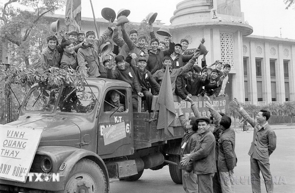 Quốc hội Việt Nam trong thời kỳ 1960-1980 hoạt động trong điều kiện miền Bắc tiến hành xây dựng chủ nghĩa xã hội và làm hậu phương lớn cho cuộc kháng chiến chống Mỹ cứu nước. Trong ảnh: Thanh niên Thủ đô nô nức lên đường tòng quân đánh Mỹ, cứu nước. (Ảnh: TTXVN)