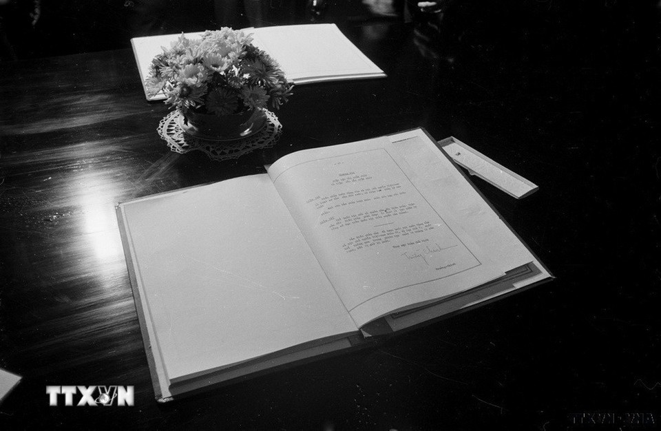 Ngày 18/12/1980, tại kỳ họp thứ 7 Quốc hội khóa VI đã nhất trí thông qua Hiến pháp. Với 12 chương, 147 điều, Hiến pháp năm 1980 đã xác định bản chất giai cấp của Nhà nước ta là Nhà nước chuyên chính vô sản, có sứ mệnh lịch sử là thực hiện quyền làm chủ tập thể của nhân dân lao động, động viên và tổ chức nhân dân xây dựng thắng lợi chủ nghĩa xã hội, tiến lên chủ nghĩa cộng sản. (Ảnh: TTXVN)