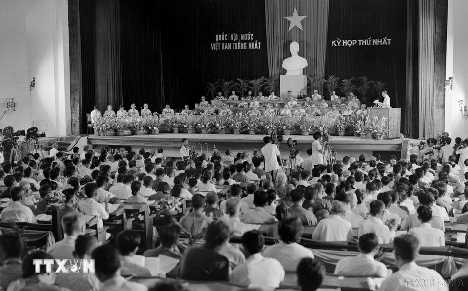 Đồng chí Lê Duẩn, Tổng Bí thư Ban chấp hành Trung ương Đảng Lao động Việt Nam trình bày báo cáo chính trị tại Kỳ họp thứ nhất, Quốc hội thống nhất (25/6/1976). (Ảnh: TTXVN)