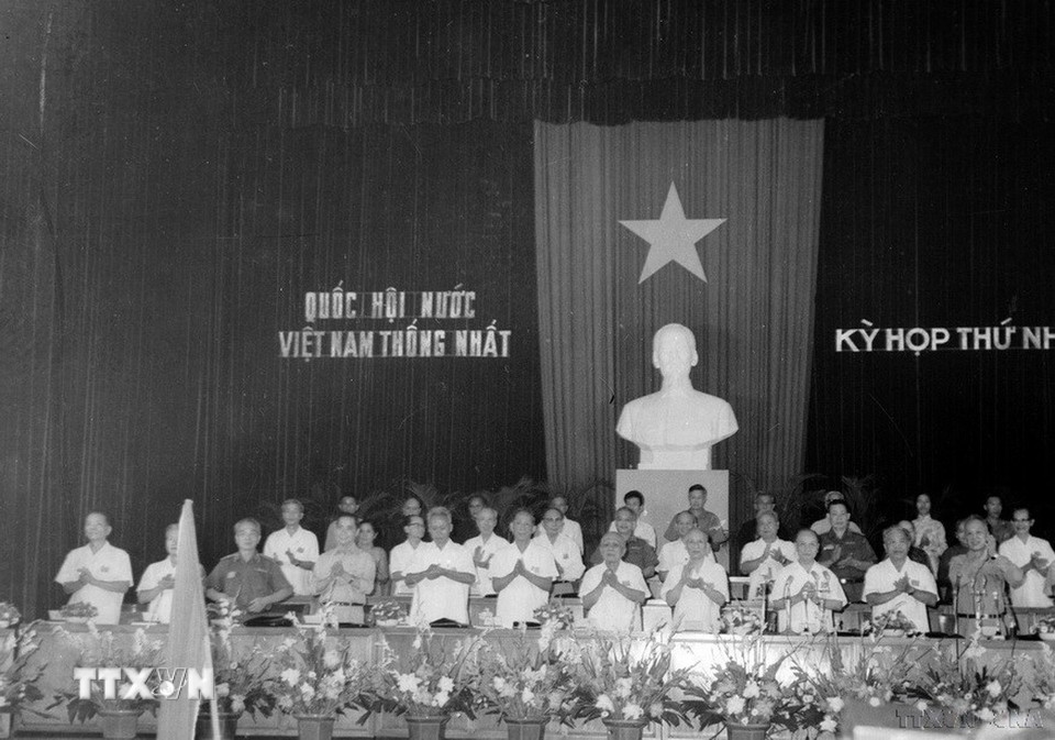 Tại kỳ họp thứ nhất, Quốc hội Khóa VI - Quốc hội thống nhất đã bầu Ủy ban thường vụ Quốc hội do đồng chí Trường Chinh làm Chủ tịch, 7 Phó Chủ tịch, Tổng thư ký, 13 Ủy viên chính thức, 2 Ủy viên dự khuyết (24/6/1976). (Ảnh: TTXVN)