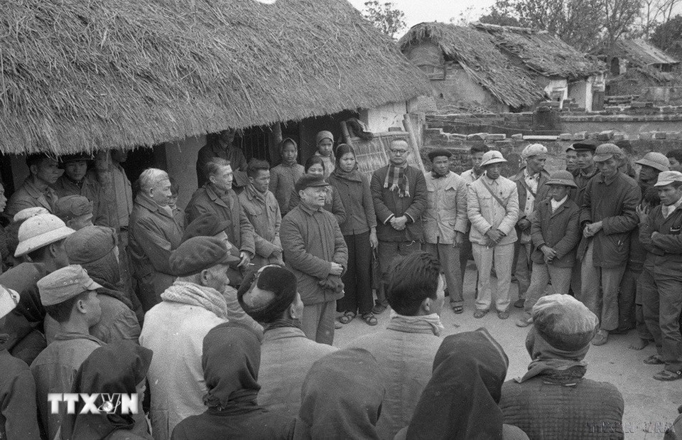 Đồng chí Trần Đăng Khoa, Phó Chủ tịch Ủy ban Thường vụ Quốc hội dẫn đầu đoàn đại biểu Quốc hội thăm thôn Vân, Gia Lâm bị đế quốc Mỹ ném bom trong 12 ngày “Điện Biên Phủ trên không” (Hà Nội, 06/1/1973). (Ảnh: Ngọc Khanh/TTXVN)