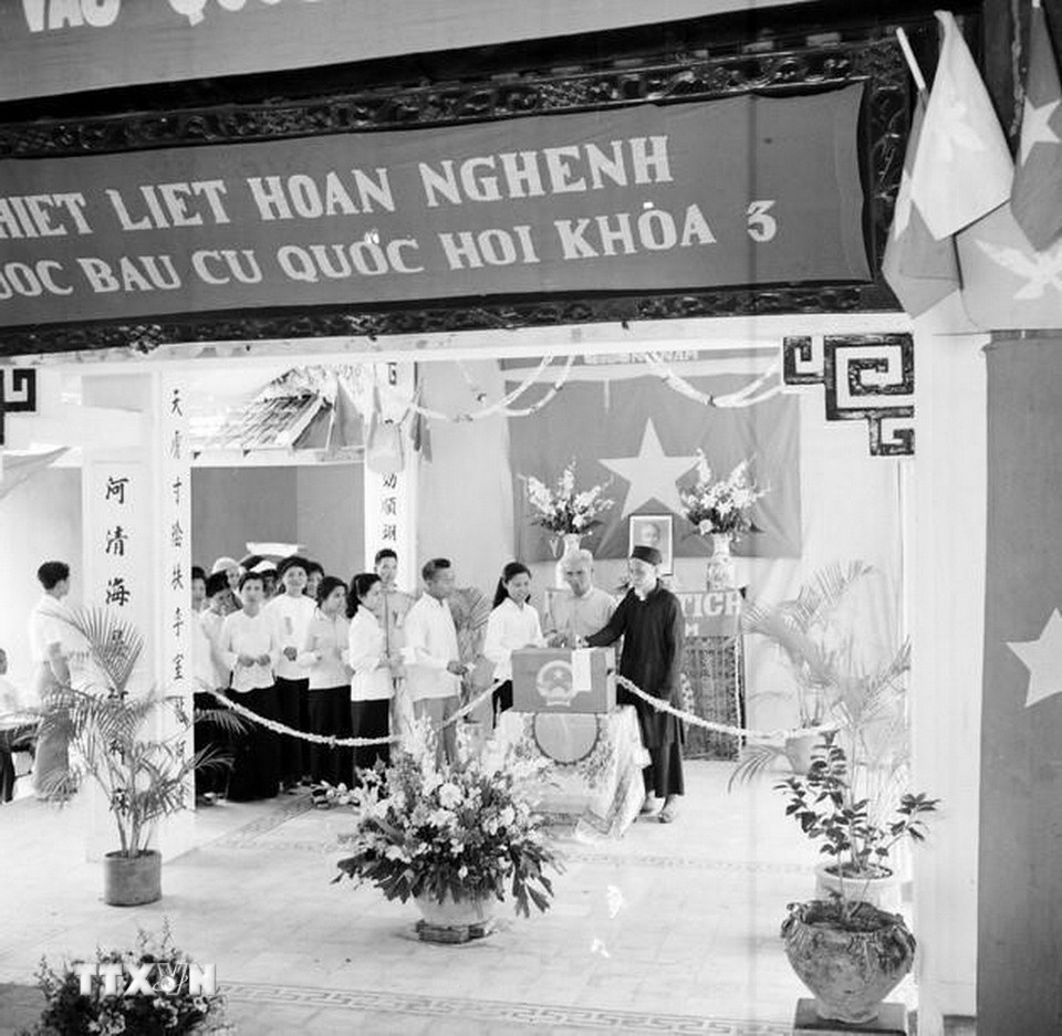 Quốc hội khóa III (1964-1971) là Quốc hội của thời kỳ đất nước thực hiện cả hai chiến lược cách mạng, thời kỳ chống Mỹ cứu nước "tất cả cho tiền tuyến, tất cả để thắng giặc Mỹ xâm lược". Miền Bắc tiến hành công cuộc xây dựng chủ nghĩa xã hội; Miền Nam đẩy mạnh cuộc đấu tranh giải phóng. Cao trào thi đua yêu nước dâng lên mạnh mẽ chưa từng có. Trong ảnh: Cử tri khối 63 khu phố Ba Đình (Hà Nội) đi bỏ phiếu bầu Quốc hội khóa III tại hòm phiếu A.24 (24/6/1964). (Ảnh: Vũ Tín/TTXVN)