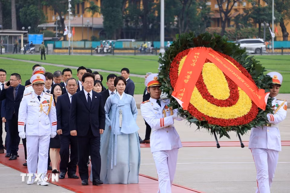 Tổng thống Hàn Quốc Lee Jae Myung và Phu nhân đến đặt vòng hoa và vào Lăng viếng Chủ tịch Hồ Chí Minh. (Ảnh: Tuấn Anh/TTXVN)