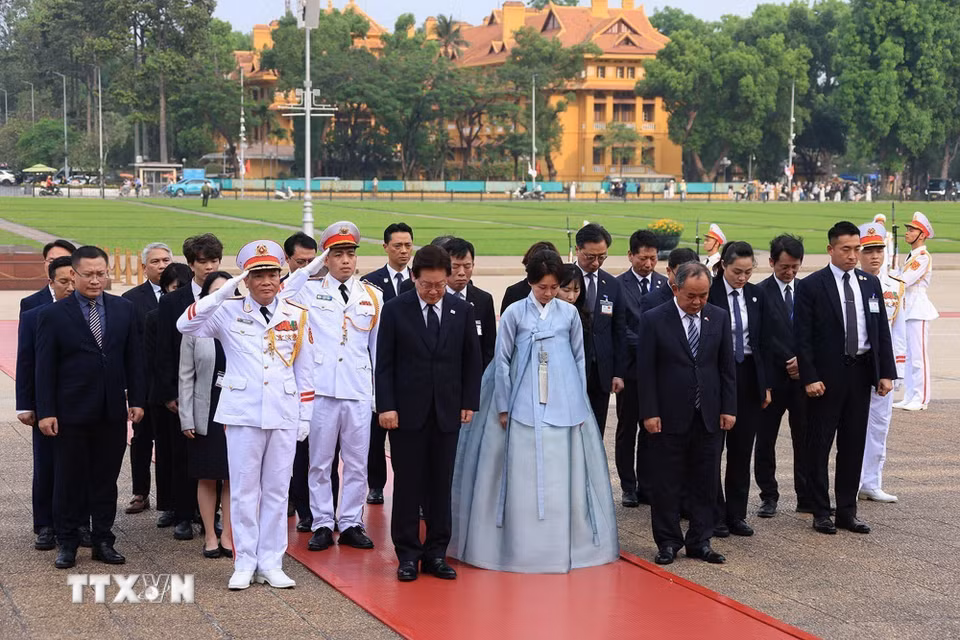 Tổng thống Hàn Quốc Lee Jae Myung và Phu nhân cùng các đại biểu kính cẩn tưởng niệm Chủ tịch Hồ Chí Minh. (Ảnh: Tuấn Anh/TTXVN)