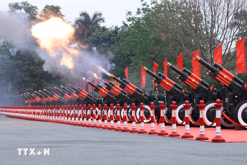 Nghi thức bắn 21 loạt đại bác chào mừng Tổng thống Hàn Quốc Lee Jae Myung và Phu nhân thăm cấp Bet888 Trang nhà cái casino tới Việt Nam. (Ảnh: An Đăng/TTXVN)