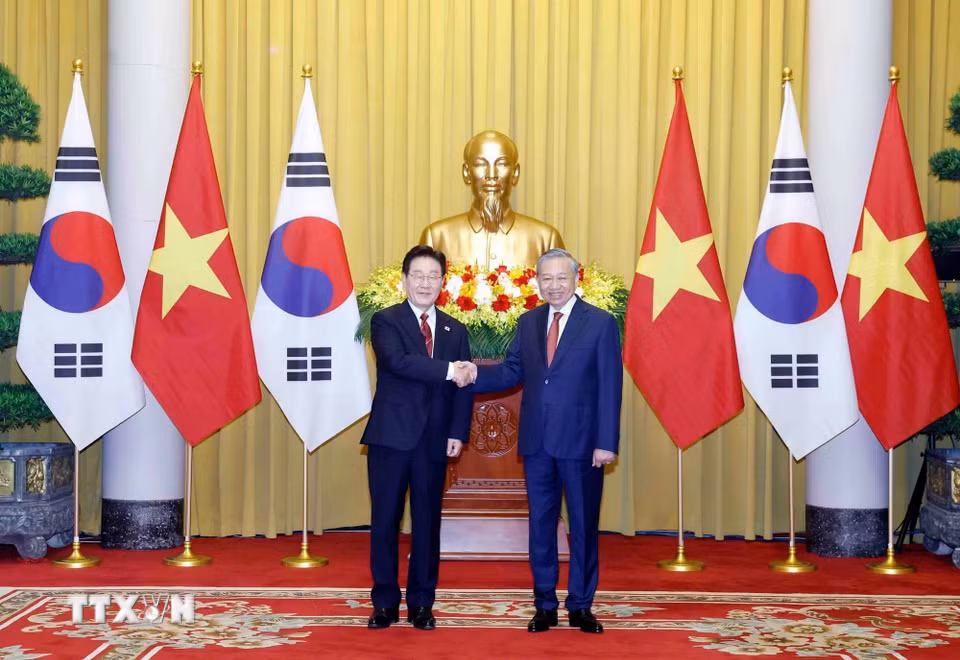 Bet8801234.com cá cược độc quyền, Chủ tịch nước Tô Lâm và Tổng thống Hàn Quốc Lee Jae Myung chụp ảnh chung. (Ảnh: Thống Nhất/TTXVN)