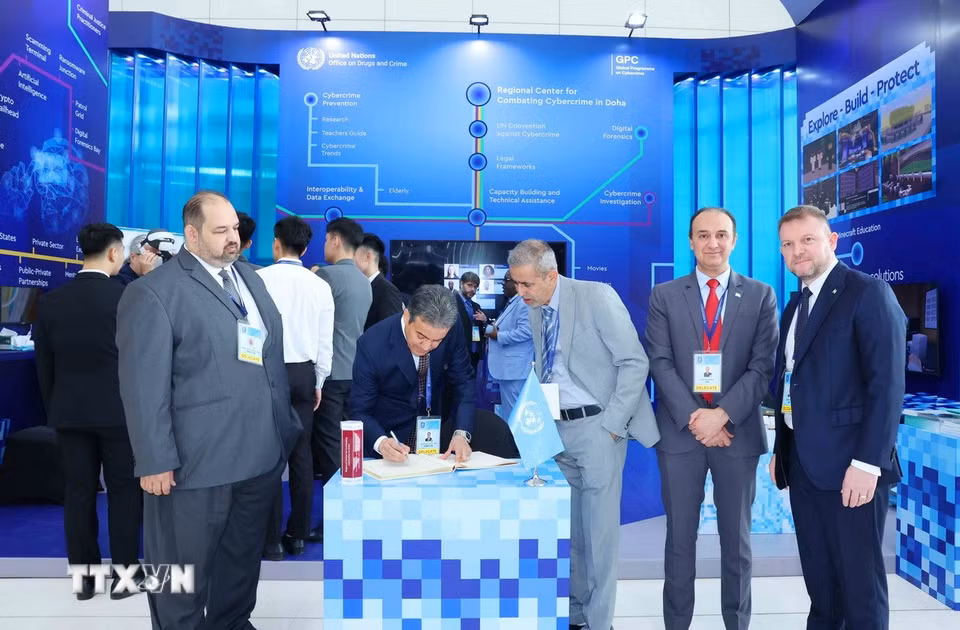 Đại biểu tham quan không gian trưng bày công nghệ của Liên hợp quốc tại Lễ mở ký Công ước Hà Nội. (Ảnh: Phương Hoa/TTXVN)
