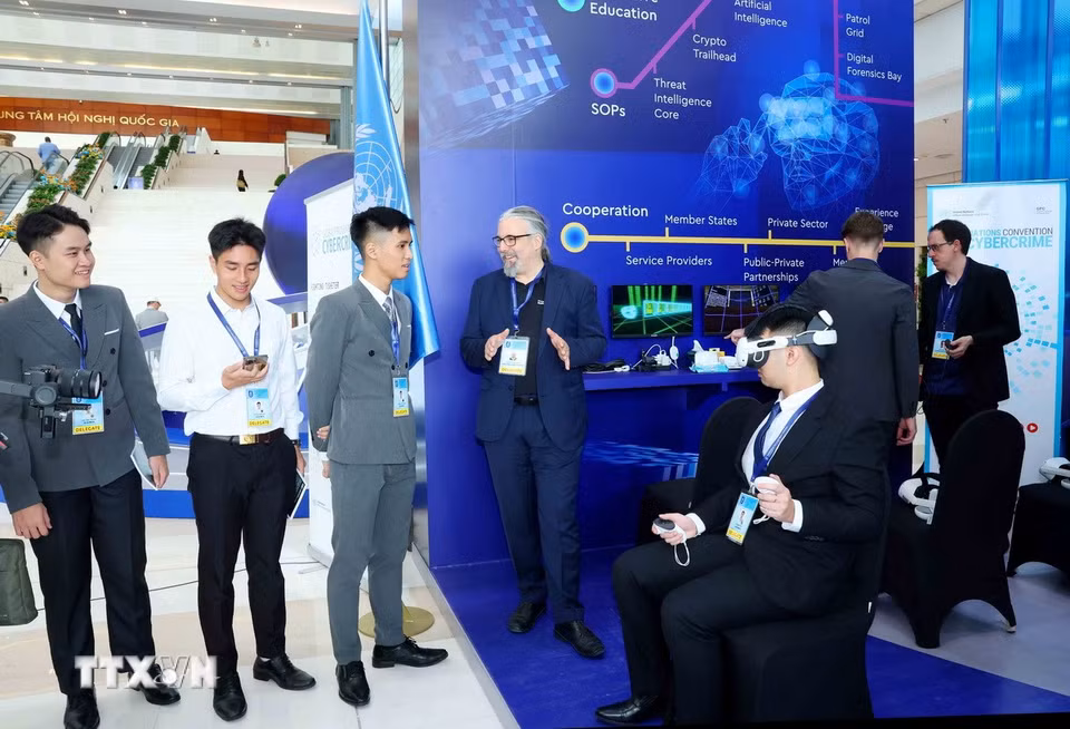 Đại biểu tham quan không gian trưng bày công nghệ của Liên hợp quốc tại Lễ mở ký Công ước Hà Nội. (Ảnh: Phương Hoa/TTXVN)