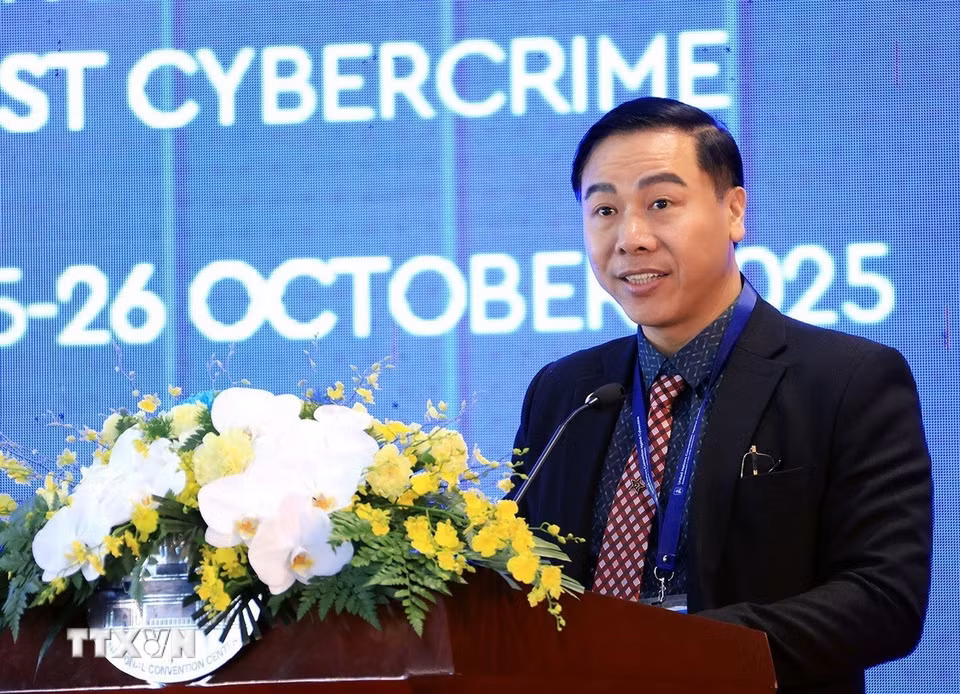 Phó trưởng Phòng Cục an ninh mạng và phòng chống tội phạm sử dụng công nghệ cao (Bộ Công an) Nguyễn Đình Đỗ Thi phát biểu tại hội thảo. (Ảnh: Tuấn Anh/TTXVN)