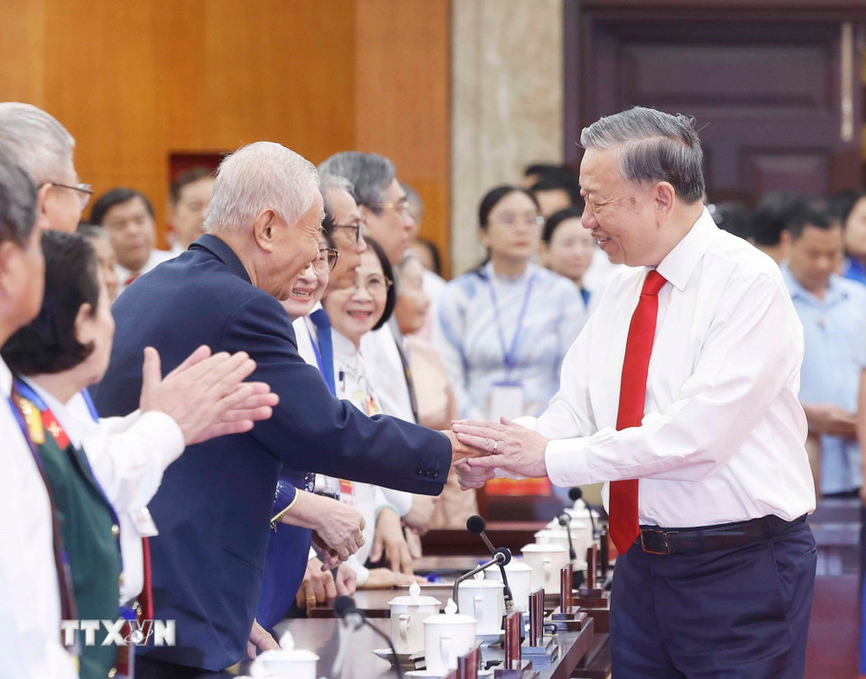 Tổng Bí thư Tô Lâm thăm, chúc Tết Đảng bộ, chính quyền và nhân dân Thành phố Hồ Chí Minh. (Ảnh: Thống Nhất/TTXVN)