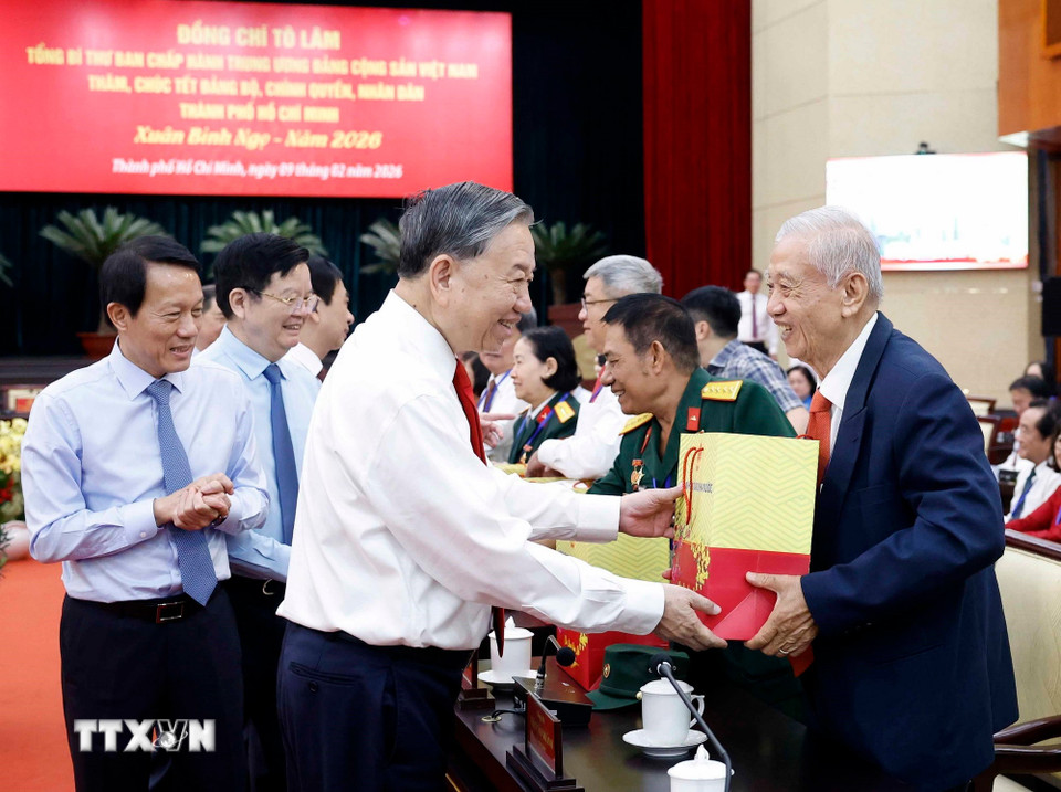 Tổng Bí thư Tô Lâm tặng quà cho gia đình chính sách, người có công. (Ảnh: Thống Nhất/TTXVN)