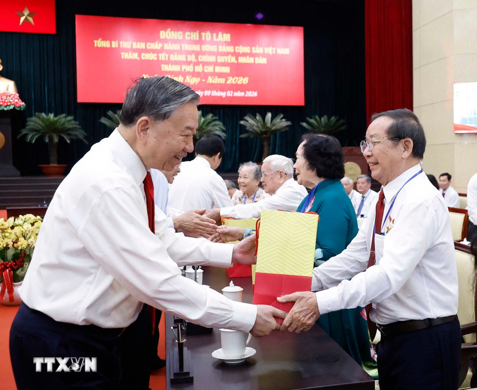 Tổng Bí thư Tô Lâm tặng quà cho gia đình chính sách, người có công. (Ảnh: Thống Nhất/TTXVN)