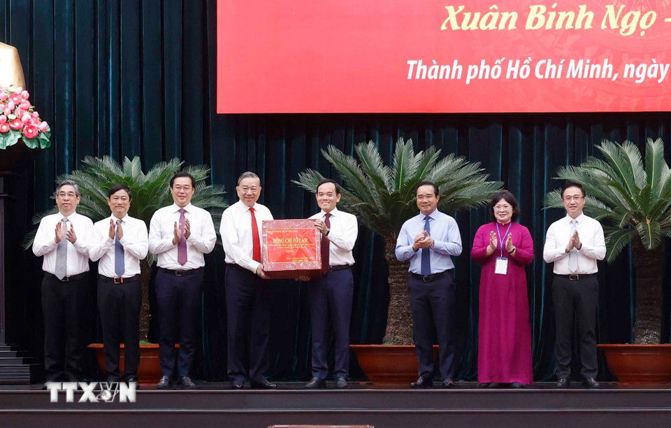 Tổng Bí thư Tô Lâm tặng quà cho Đảng bộ, chính quyền và Nhân dân Thành phố Hồ Chí Minh. (Ảnh: Thống Nhất/TTXVN)