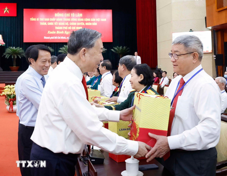 Tổng Bí thư Tô Lâm tặng quà cho gia đình chính sách, người có công. (Ảnh: Thống Nhất/TTXVN)