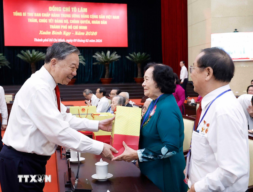 Tổng Bí thư Tô Lâm tặng quà cho gia đình chính sách, người có công. (Ảnh: Thống Nhất/TTXVN)