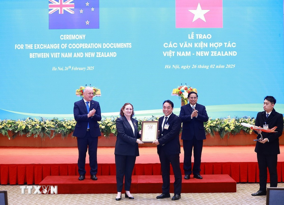 Thủ tướng Phạm Minh Chính và Thủ tướng New Zealand Christopher Luxon chứng kiến trao văn kiện hợp tác giữa hai nước. (Ảnh: Dương Giang/TTXVN)