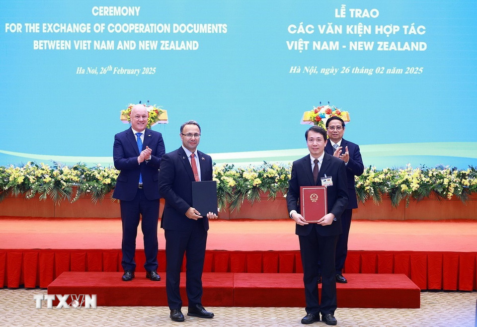 Thủ tướng Phạm Minh Chính và Thủ tướng New Zealand Christopher Luxon chứng kiến trao văn kiện hợp tác giữa hai nước. (Ảnh: Dương Giang/TTXVN)