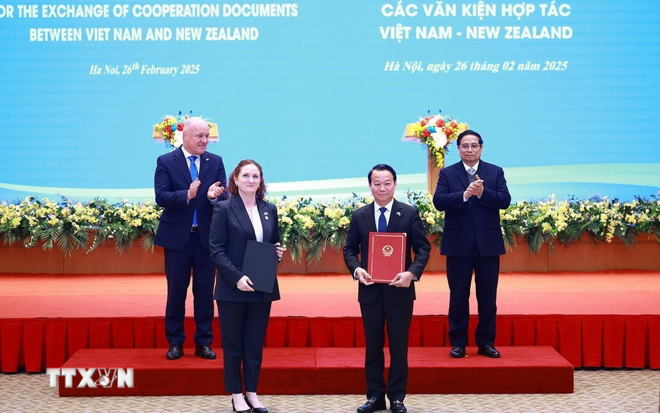 Thủ tướng Phạm Minh Chính và Thủ tướng New Zealand Christopher Luxon chứng kiến trao văn kiện hợp tác giữa hai nước. (Ảnh: Dương Giang/TTXVN)