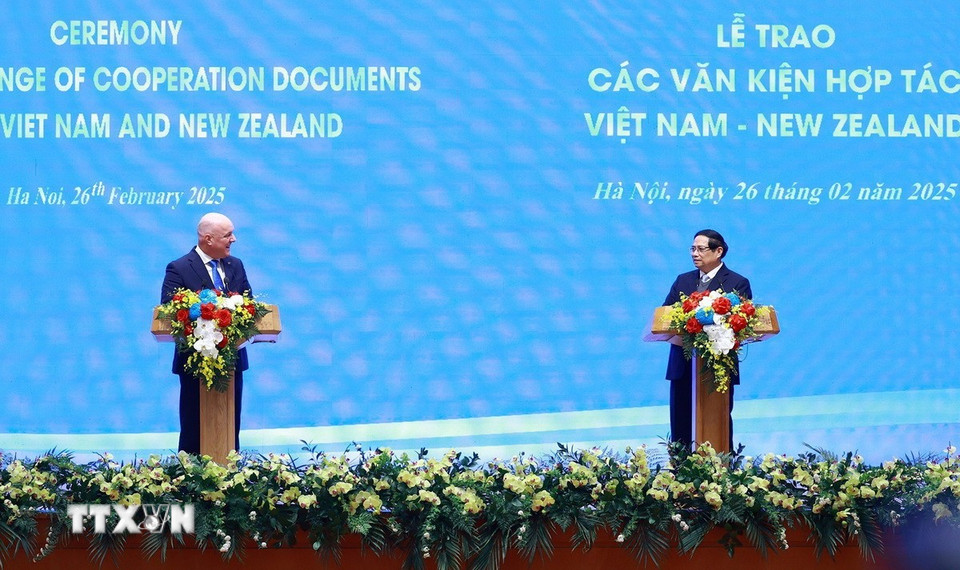 Thủ tướng Phạm Minh Chính và Thủ tướng New Zealand Christopher Luxon tuyên bố nâng cấp quan hệ Việt Nam- New Zealand lên Đối tác Chiến lược toàn diện. (Ảnh: Dương Giang/TTXVN)
