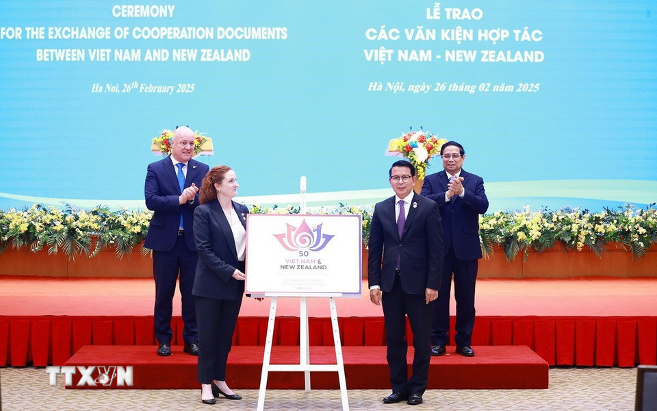 Thủ tướng Phạm Minh Chính và Thủ tướng New Zealand Christopher Luxon chứng kiến Lễ ra mắt logo Kỷ niệm 50 năm quan hệ Việt Nam-New Zealand. (Ảnh: Dương Giang/TTXVN)
