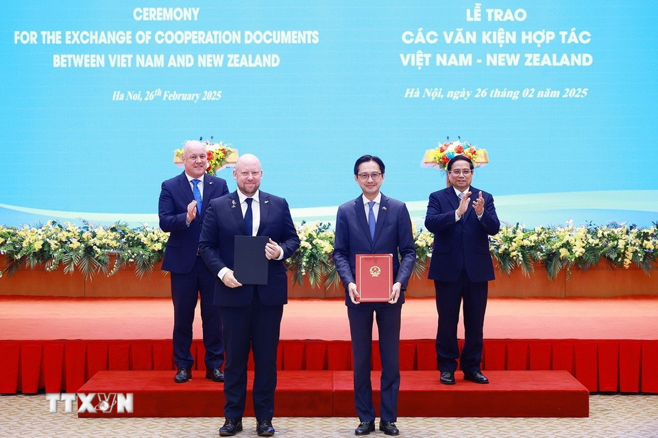 Thủ tướng Phạm Minh Chính và Thủ tướng New Zealand Christopher Luxon chứng kiến trao văn kiện hợp tác giữa hai nước. (Ảnh: Dương Giang/TTXVN)