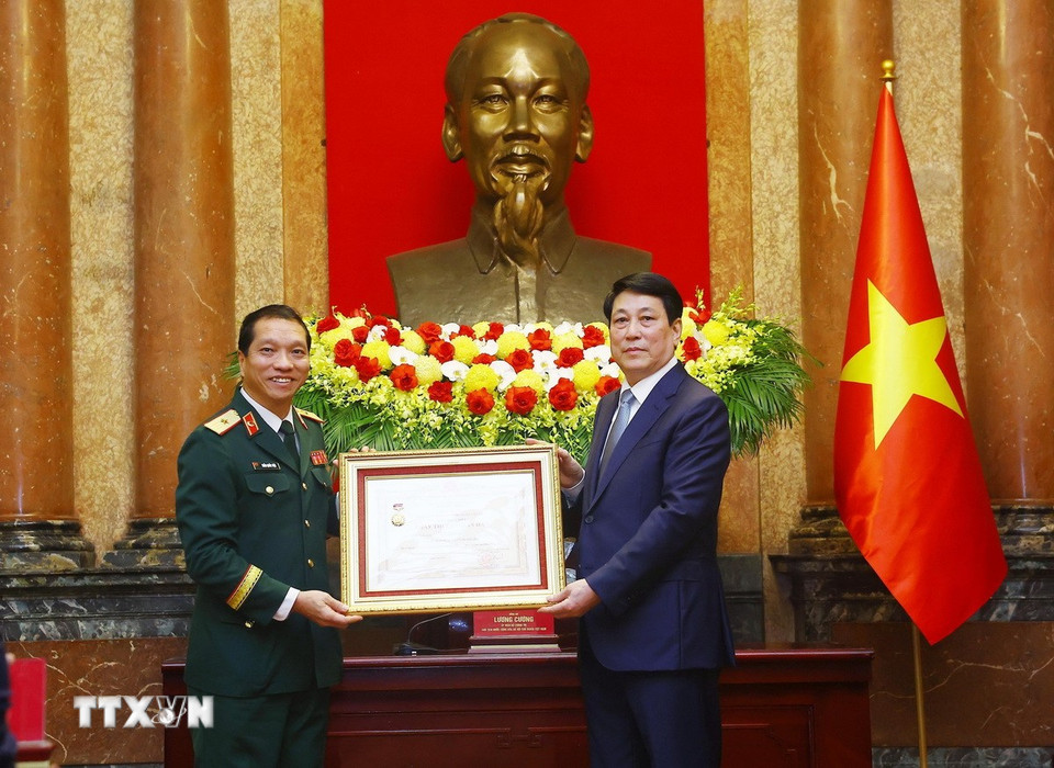 Chủ tịch nước Lương Cường trao danh hiệu Thầy thuốc nhân dân tặng Thiếu tướng, Tiến sỹ Trần Quốc Việt, Giám đốc Bệnh viện Quân y 175, Bộ Quốc phòng. (Ảnh: Lâm Khánh/TTXVN)