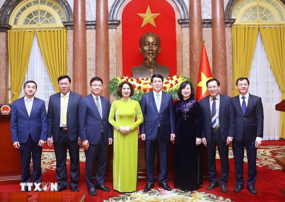 Chủ tịch nước Lương Cường với lãnh đạo Bộ Y tế. (Ảnh: Lâm Khánh/TTXVN)