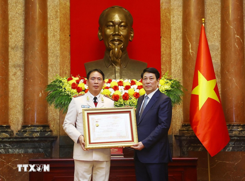 Chủ tịch nước Lương Cường trao danh hiệu Thầy thuốc nhân dân tặng Thiếu tướng, Phó Giáo sư, Tiến sỹ Phạm Bá Tuyên, Giám đốc Bệnh viện Y học cổ truyền, Bộ Công an. (Ảnh: Lâm Khánh/TTXVN)