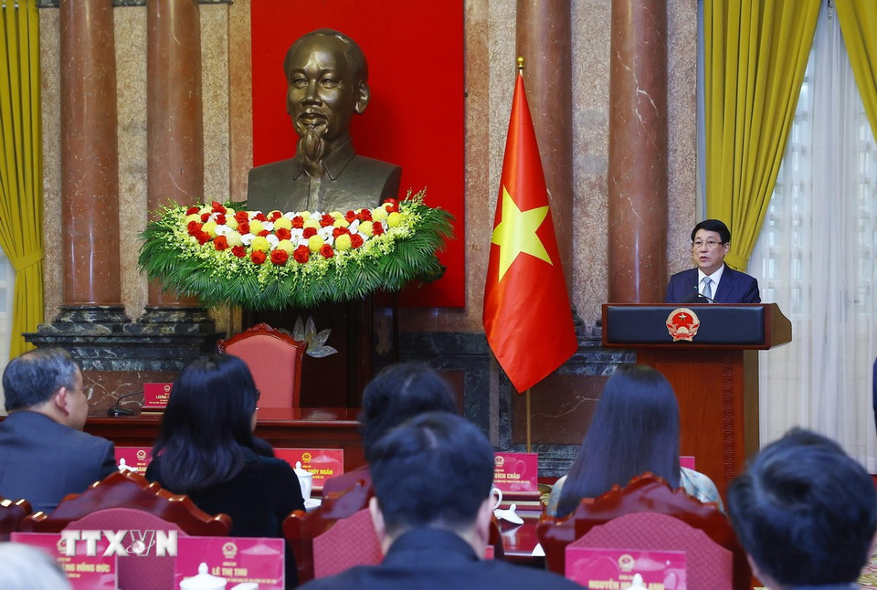 Chủ tịch nước Lương Cường chúc mừng ngành y tế nhân kỷ niệm 70 năm Ngày Thầy thuốc Việt Nam. (Ảnh: Lâm Khánh/TTXVN)