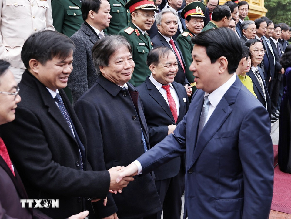 Chủ tịch nước Lương Cường với các đại biểu tiêu biểu ngành y tế. (Ảnh: Lâm Khánh/ TTXVN)