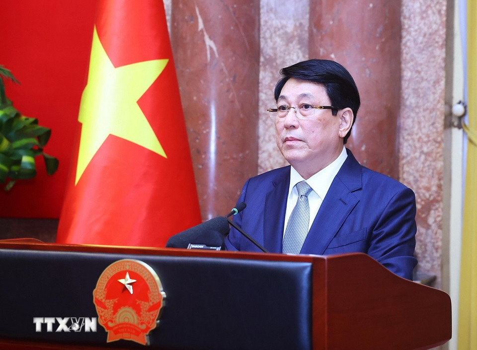 Chủ tịch nước Lương Cường chúc mừng ngành y tế nhân kỷ niệm 70 năm Ngày Thầy thuốc Việt Nam. (Ảnh: Lâm Khánh/TTXVN)