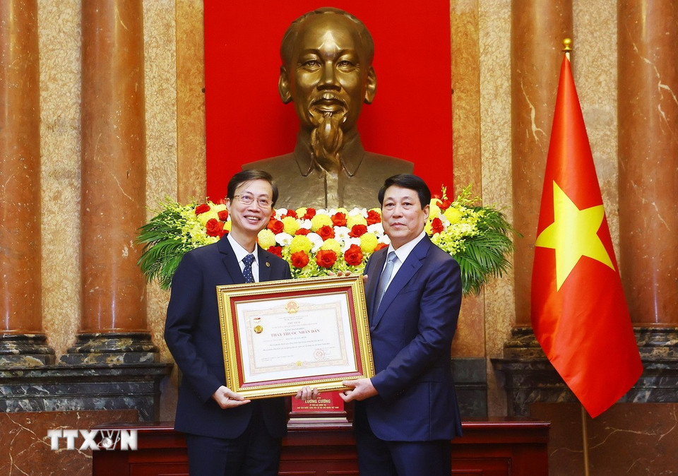 Chủ tịch nước Lương Cường trao danh hiệu Thầy thuốc nhân dân tặng Phó Giá sư, Tiến sỹ Nguyễn Quang Bình, Phó Giám đốc Bệnh viện Răng Hàm Mặt Trung ương, Bộ Y tế. (Ảnh: Lâm Khánh/ TTXVN)