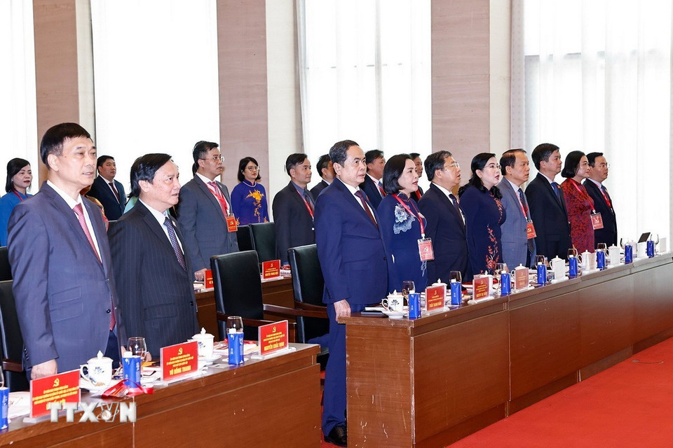 Chủ tịch Quốc hội Trần Thanh Mẫn và đại biểu thực hiện nghi thức chào cờ. (Ảnh: Doãn Tấn/TTXVN)