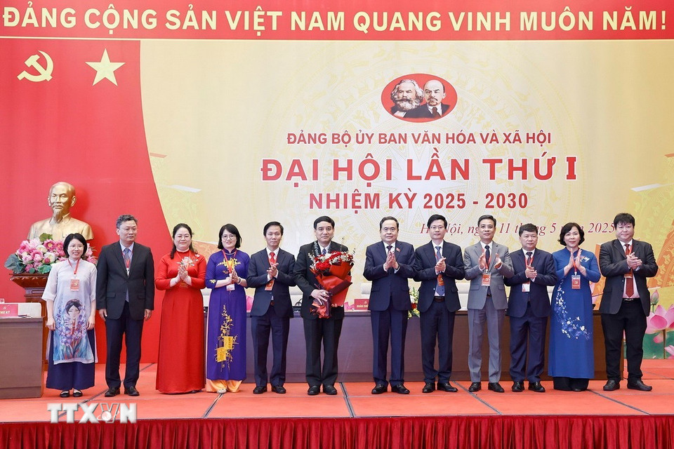 Chủ tịch Quốc hội Trần Thanh Mẫn trao Quyết định của Ban Thường vụ Đảng ủy Quốc hội chỉ định tham gia Ban Chấp hành, Ban Thường vụ, chỉ định Bí thư, Phó Bí thư Đảng ủy Ủy ban Văn hóa và Xã hội nhiệm kỳ 2025-2030. (Ảnh: Doãn Tấn/TTXVN)