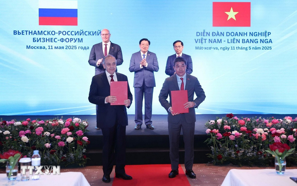 Lễ trao các văn kiện hợp tác giữa doanh nghiệp hai nước. (Ảnh: Thống Nhất/TTXVN)