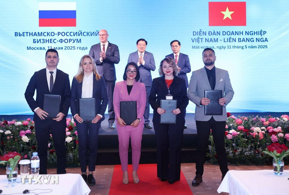 Lễ trao các văn kiện hợp tác giữa doanh nghiệp hai nước. (Ảnh: Thống Nhất/TTXVN)