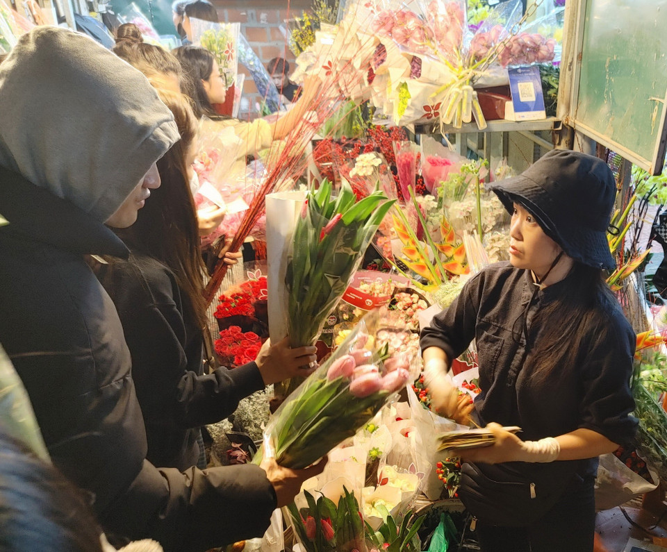 Người dân Hà Nội chọn mua hoa tại chợ. (Ảnh: Nguyễn Cúc/TTXVN)