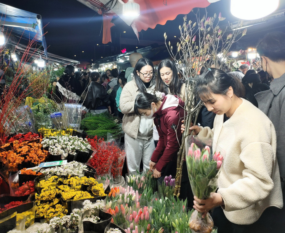 Hoa từ khắp nơi có mặt tại chợ hoa Quảng An. (Ảnh: Nguyễn Cúc/TTXVN)