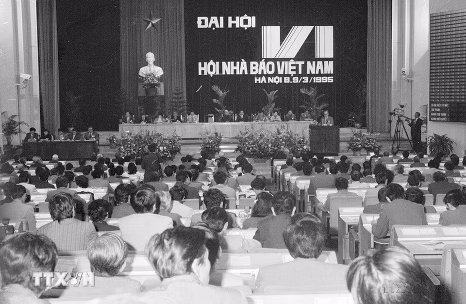 Phiên khai mạc Ðại hội lần thứ VI Hội nhà báo Việt Nam diễn ra tại Hà Nội, từ ngày 8-9/3/1995. (Ảnh: Văn Hiền/ TTXVN)