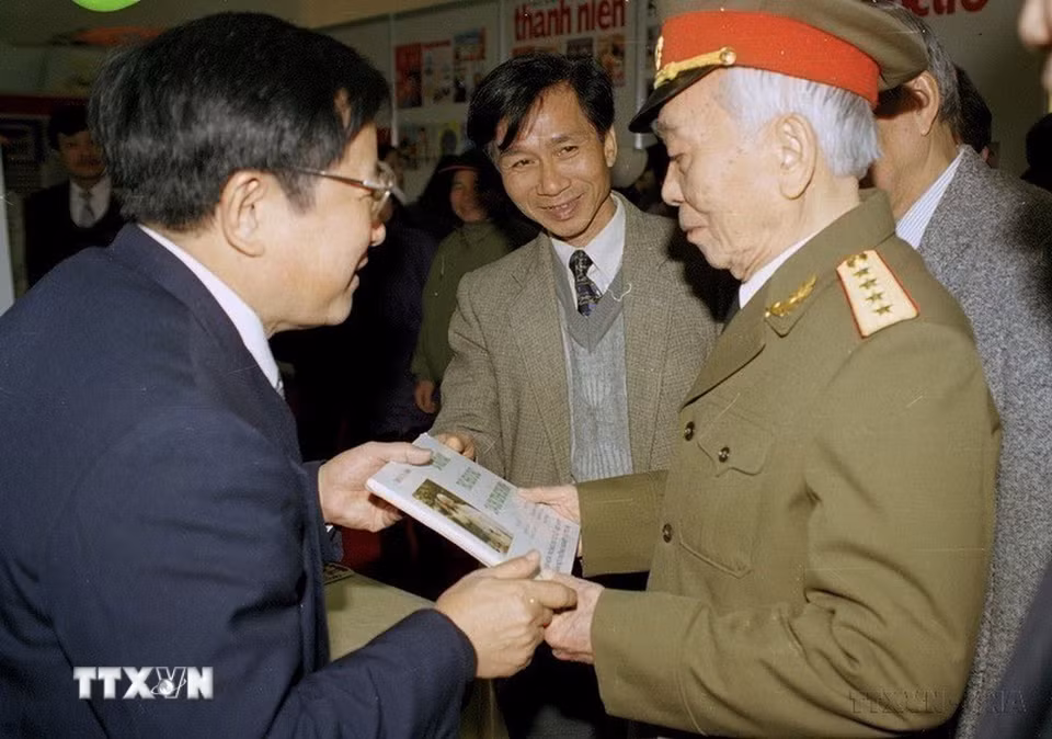 Đại tướng Võ Nguyên Giáp thăm gian trưng bày các ấn phẩm của TTXVN tại Hội báo xuân Canh Thìn 2000 (28/1/2000). (Ảnh: Nguyễn Dân/TTXVN)
