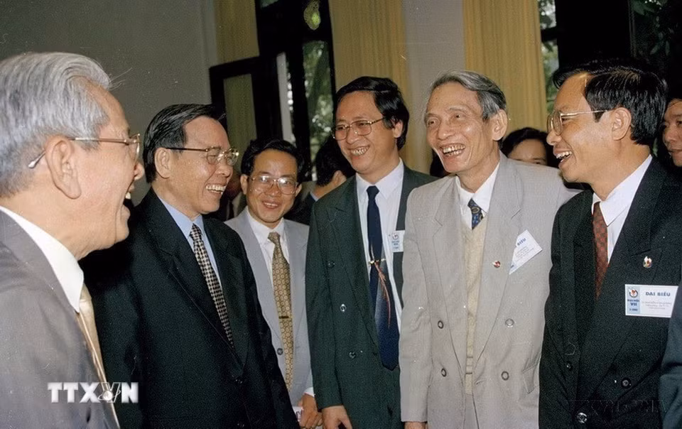 Thủ tướng Phan Văn Khải gặp gỡ các đại biểu dự Đại hội lần thứ VII Hội nhà báo Việt Nam, diễn ra từ 24- 25/3/2000 tại Hội trường Ba Đình (Hà Nội). (Ảnh: Trần Tuấn/TTXVN)
