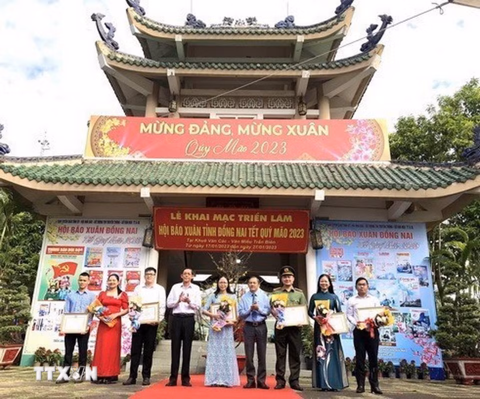 Ban tổ chức Hội Báo xuân tỉnh Đồng Nai Tết Quý Mão 2023 khen thưởng các tác giả đạt Giải thưởng sáng tác, quảng bá tác phẩm văn học, nghệ thuật, báo chí về chủ đề “Học tập và làm theo tư tưởng, đạo đức, phong cách Hồ Chí Minh” đợt 1, giai đoạn 2021-2025 (17/1/2023). (Ảnh: Nguyễn Văn Việt/TTXVN)