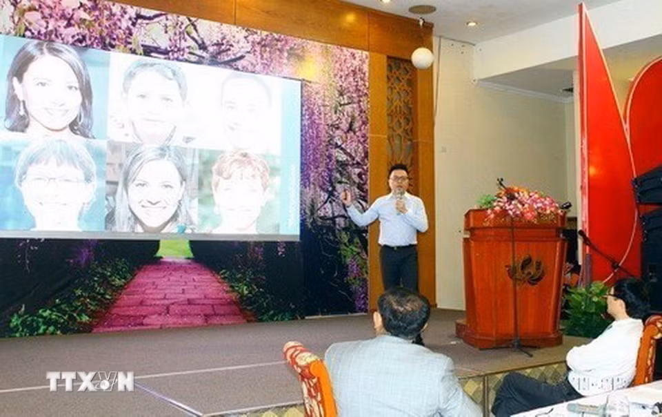 Phó Tổng Giám đốc TTXVN Lê Quốc Minh trình bày tham luận “Trí tuệ nhân tạo và báo chí - Xu hướng thế giới và chiến lược của TTXVN” tại Hội thảo quốc tế với chủ đề: “Báo chí Việt - Lào trong kỷ nguyên truyền thông số” do Hội Nhà báo Việt Nam và Hội Nhà báo Lào tổ chức. (7/2019). (Ảnh: Tá Chuyên/TTXVN)